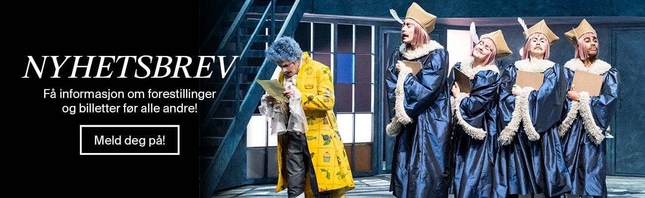 Fem skuespillere på scenen; en i gul frakk leser et brev, mens fire andre i blå kapper og hvite parykker står på rekke og rad med utklippstavler i hendene.