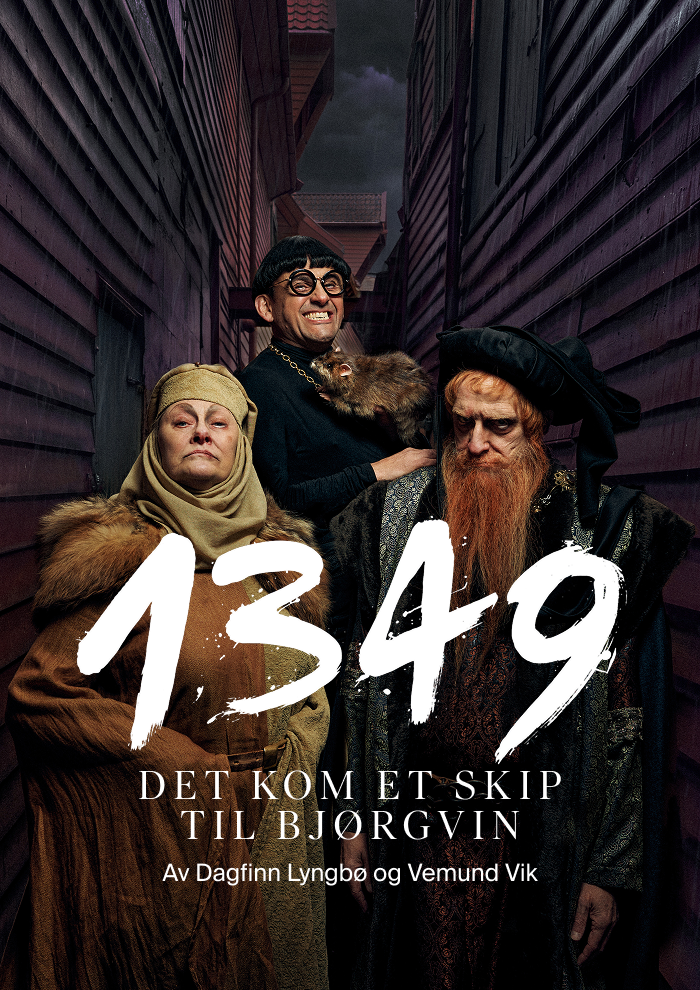 Tre personer i middelalderdrakter står i en smal smug med røde trehus. Det står «1349» med stor skrift, og under står det en tekst på norsk.