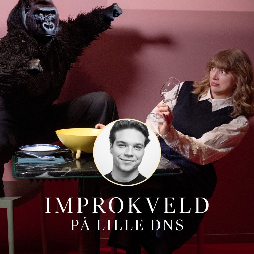 En person i gorilladrakt poserer sammen med en kvinne som holder et vinglass ved et bord. Det er et portrett av en mann og teksten "IMPROKVELD PÅ LILLE DNS" på norsk.