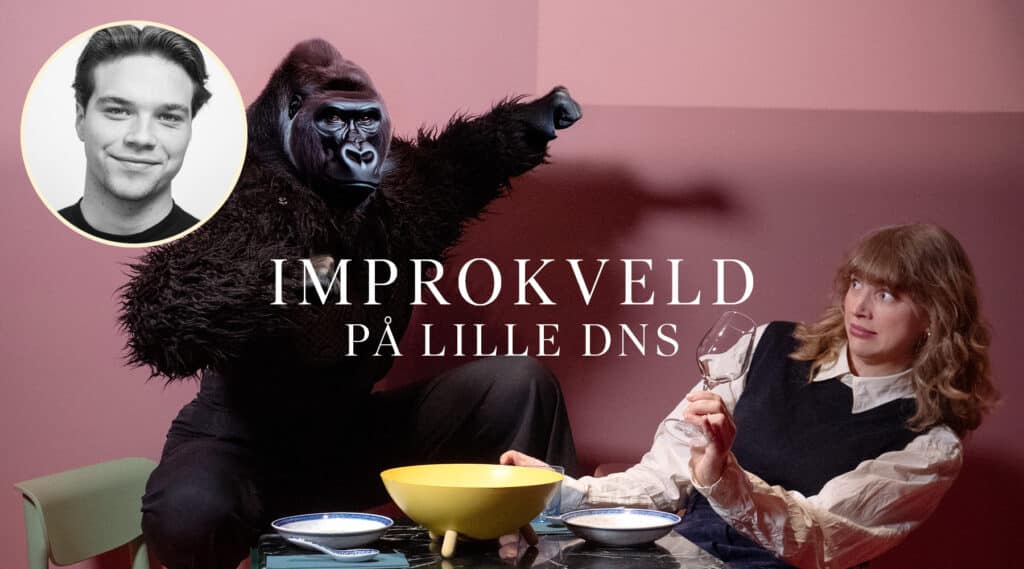 En person i gorilladrakt sitter ved et bord sammen med en kvinne som holder et vinglass; et svart-hvitt portrett av en mann er innfelt i hjørnet. Teksten lyder