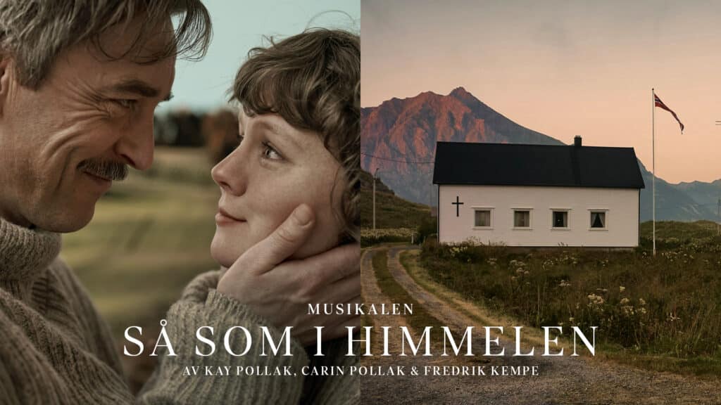En mann holder forsiktig en kvinnes ansikt utendørs; ved siden av dem er en hvit kirke med et kors plassert mot et fjellandskap. Teksten avslører at bildet er til musikalen «Så Som I Himmelen».