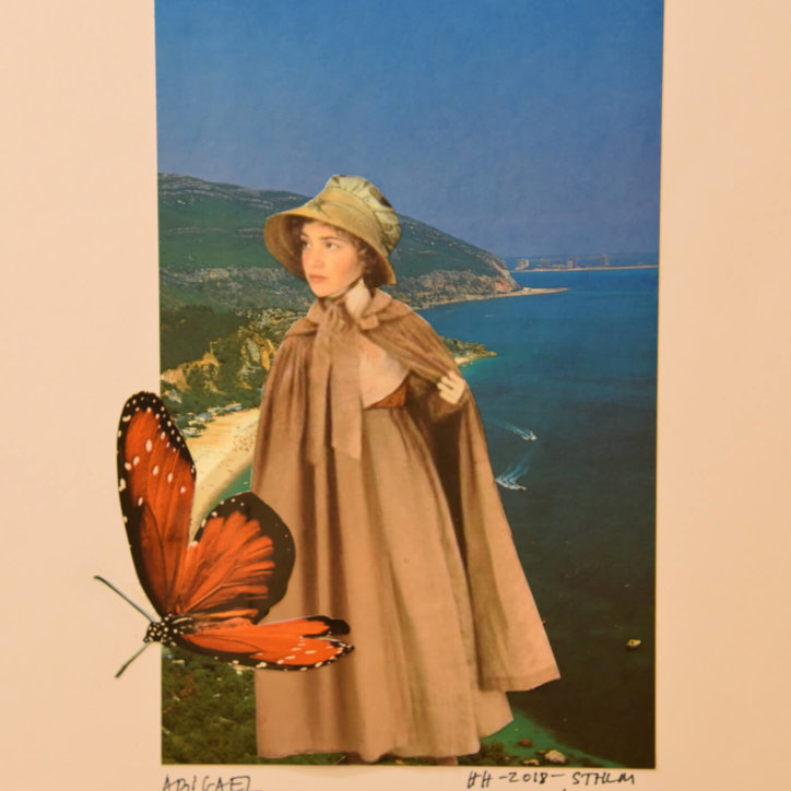 En collage med et vintageportrett av en jente i brun kjole og panser ved siden av en stor sommerfugl, med kystbakgrunn.