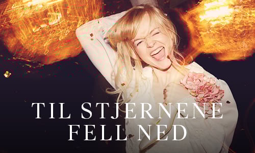 En kvinne i hvit kjole og med en rosa bukett i hånden feirer energisk i et skarpt, uskarpt lys. Teksten på norsk lyder: "TIL STJERNENE FELL NED.