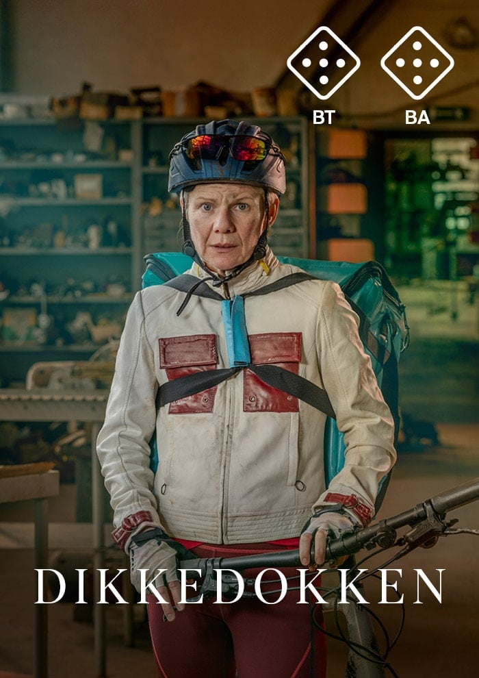 En alvorlig person i hjelm og hvit jakke står innendørs med en stor blå ryggsekk og holder en gjenstand. Teksten lyder "DIKKEDOKKEN", med symbolene "BT" og "BA" over.