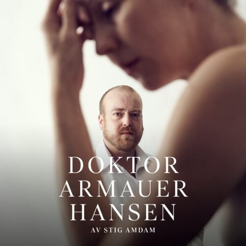 En mann med alvorlig ansiktsuttrykk ser fremover, mens en uskarp skikkelse i forgrunnen virker opprørt. Teksten lyder "Doktor Armauer Hansen av Stig Amdam.