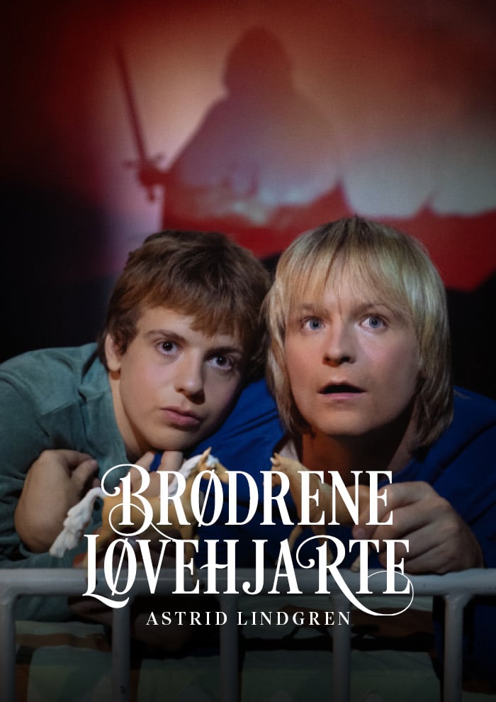 To gutter sitter tett inntil hverandre og ser fremover med engstelige ansiktsuttrykk. Teksten "Brødrene Løvehjerte Astrid Lindgren" står over bildet. I bakgrunnen skimtes en skyggeaktig skikkelse.