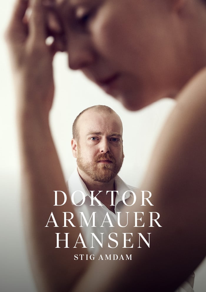 En skjeggete mann i hvit skjorte ser fremover, mens en uskarp skikkelse står i forgrunnen; teksten lyder "Doktor Armauer Hansen, Stig Amdam.