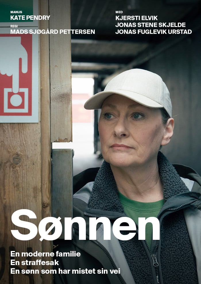 En kvinne med baseballcap står i en korridor og ser til siden. Bildet er overlagret med norsk tekst som viser rollebesetningen og tittelen «Sønnen».
