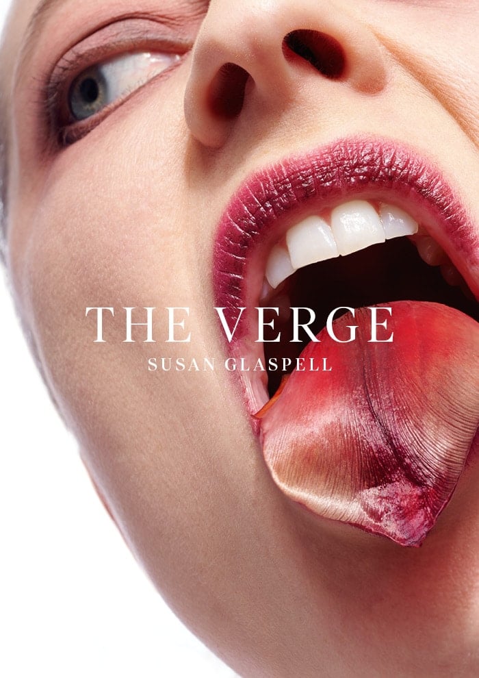 Nærbilde av en persons åpne munn med leppene adskilt, som viser tenner og tunge, med teksten "The Verge Susan Glaspell" overlagt.