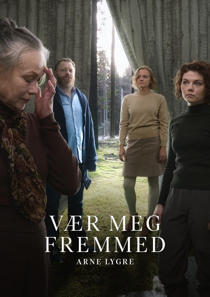 Fire personer står foran gardinene som er trukket fra hverandre og åpenbarer en skog; teksten "Vær Meg Fremmed" og "Arne Lygre" står nederst.