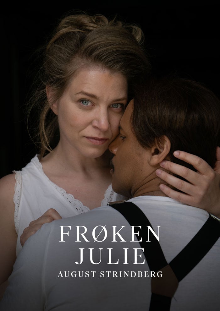 Forestillingsplakat, Frøken Julie. En kvinne i en hvit topp ser inn i kameraet, mens en mann med bukseseler står med ryggen til og holder rundt henne. Teksten lyder: «Frøken Julie, August Strindberg.».