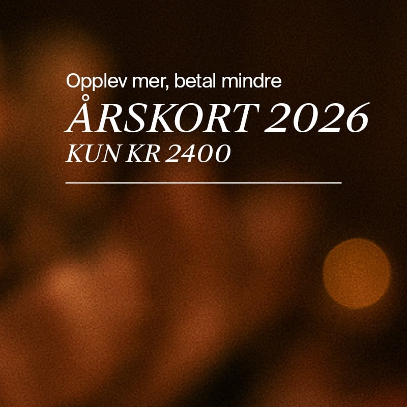 Text in Norwegian tilbyr et årskort for 2026 til 2400 kroner, med budskapet: "Opplev mer, betal mindre." Bakgrunnen er uskarp og mørk.