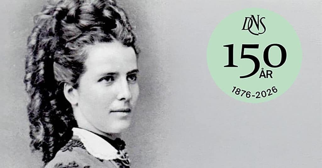 Svart-hvitt portrett av en kvinne med krøllete hår ved siden av en grønn sirkel som markerer