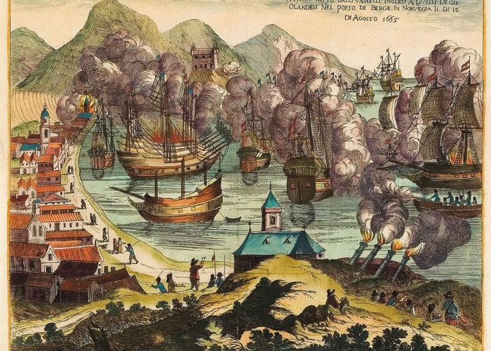 Historisk skildring av sjøslag og brennende skip nær en fjellrik havneby, rundt 1655.