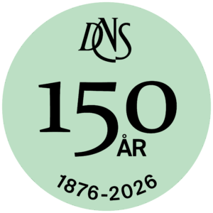 En grønn sirkel har teksten "DNS 150 ÅR 1876-2026" i svart, som markerer et 150-årsjubileum fra 1876 til 2026.