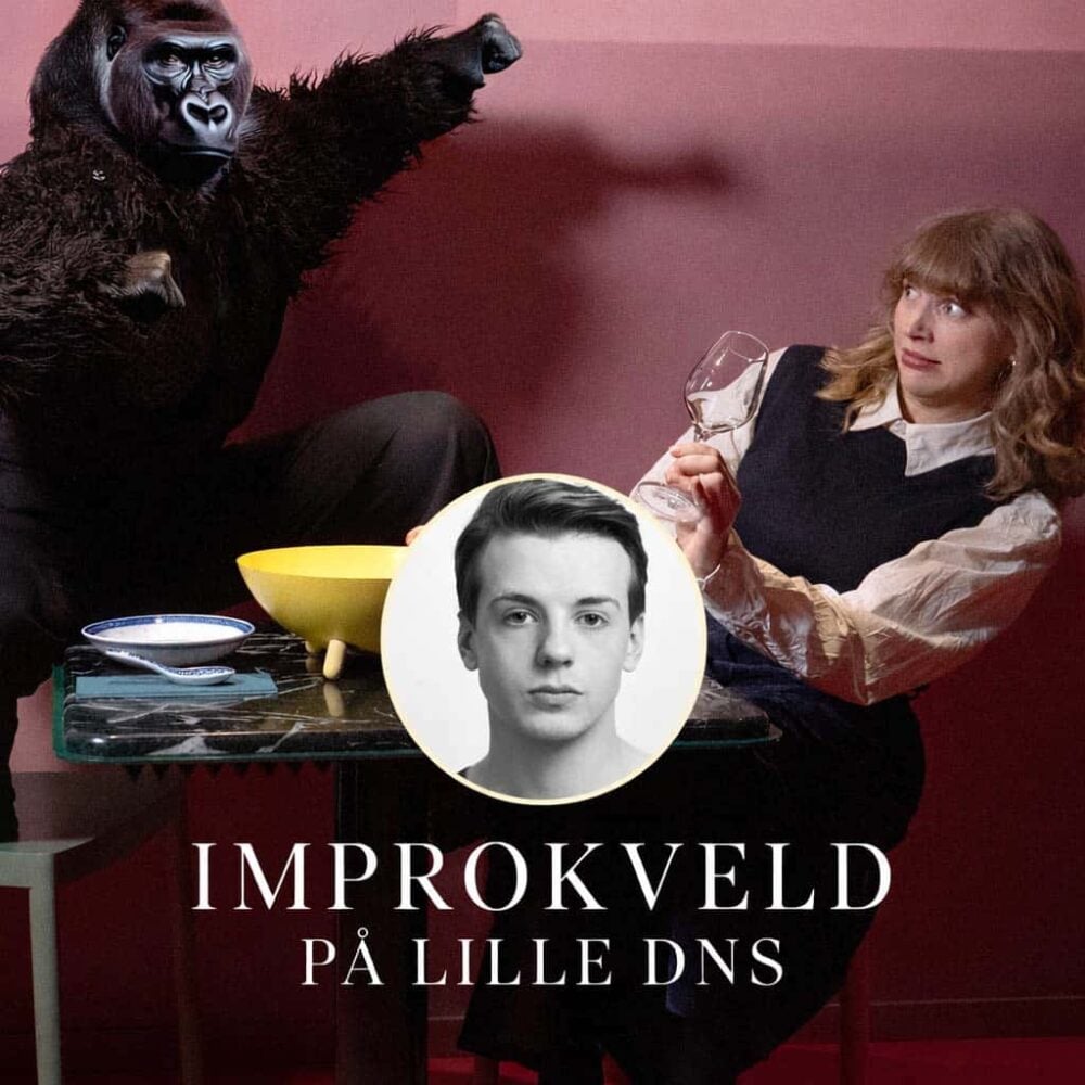 En person i gorilladrakt poserer ved siden av en forskrekket kvinne som holder et vinglass; et svart-hvitt portrett av en mann er overlagt med teksten "IMPROKVELD PÅ LILLE DNS".