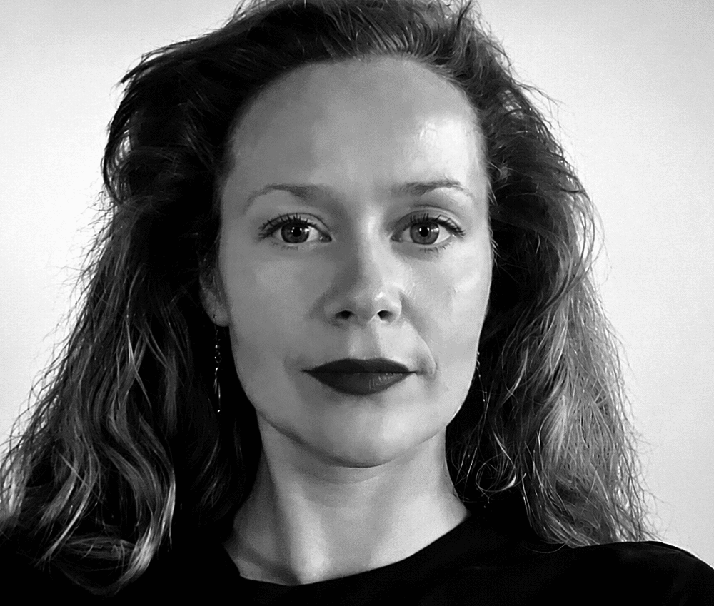 Siv Torini Knudsen Petersen Svart-hvitt portrett av en kvinne som ser rett inn i kameraet.