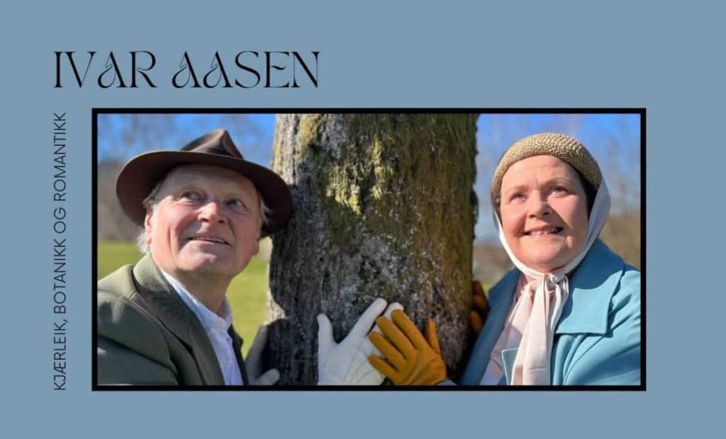 En eldre mann og kvinne står ute, med hver sin hånd på en trestamme, og smiler til kameraet under en klar blå himmel.