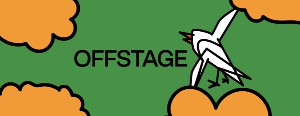 Illustrasjon av en oransje og grønn bakgrunn med en flygende hvit fugl og ordet «OFFSTAGE» med fet skrift, svart.