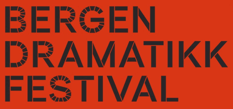 Teksten lyder «Bergen Dramatikk Festival» i fete, svarte, geometriske bokstaver på en knallrød bakgrunn.