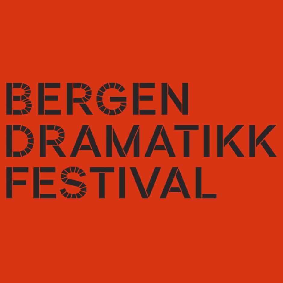 Svart tekst «BERGEN DRAMATIKK FESTIVAL» i en fet, geometrisk skrift på en ensfarget, knallrød bakgrunn.