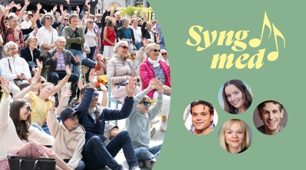 En gruppe mennesker sitter utendørs, mange løfter armene og smiler; til høyre vises teksten