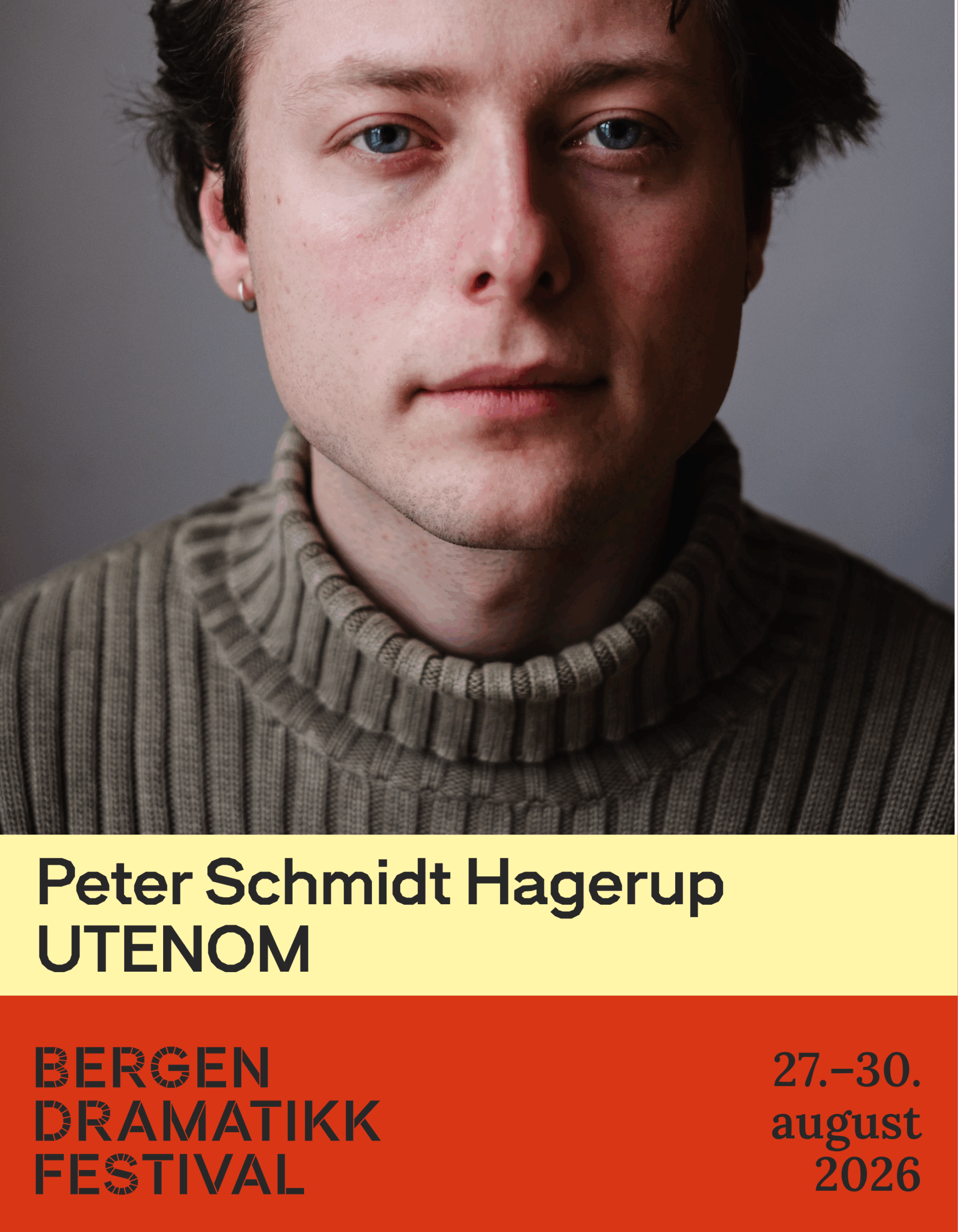 En person i en brun rullekragegenser ser inn i kameraet. Teksten under annonserer Peter Schmidt Hagerups «UTENOM» på Bergen Dramatikk Festival, 27.–30. august 2026.