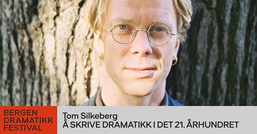 En mann med blondt hår og runde briller står foran et tre. Tekst: «Bergen Dramatikk Festival. Tom Silkeberg – Å skrive dramatikk i det 21. århundret.».