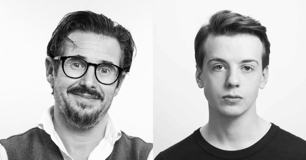 To menn i et portrett i delt bilde; mannen til venstre har briller, ansiktshår og et lite smil, mens mannen til høyre er glattbarbert og uttrykksløs.