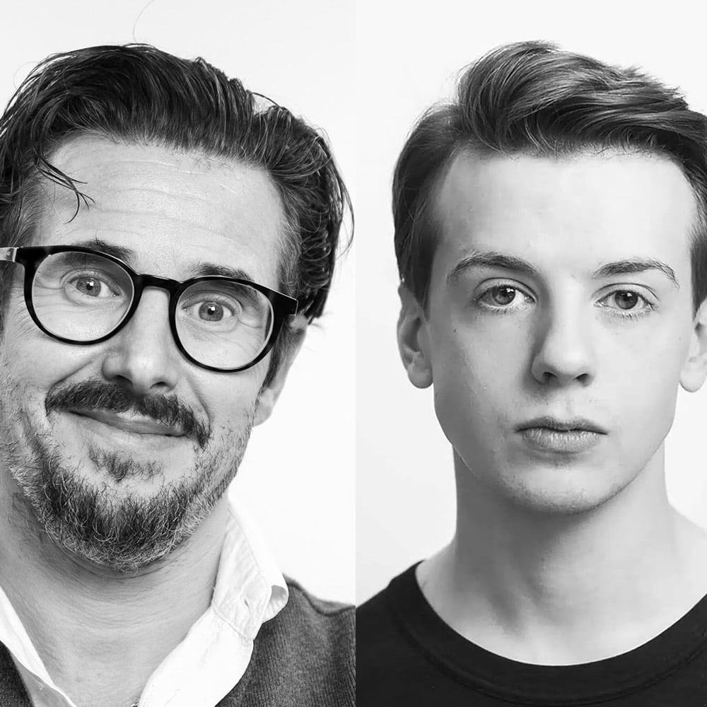 Et sammensatt bilde som viser to menn side om side, begge i svart-hvitt; mannen til venstre bærer briller og genser, mens mannen til høyre har et nøytralt uttrykk og ingen briller.