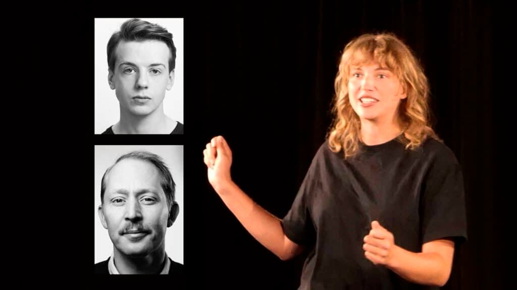 En kvinne gestikulerer mens hun taler på scenen; ved siden av henne står to svart-hvite portrettbilder av menn, en ung og en eldre, vertikalt plassert.