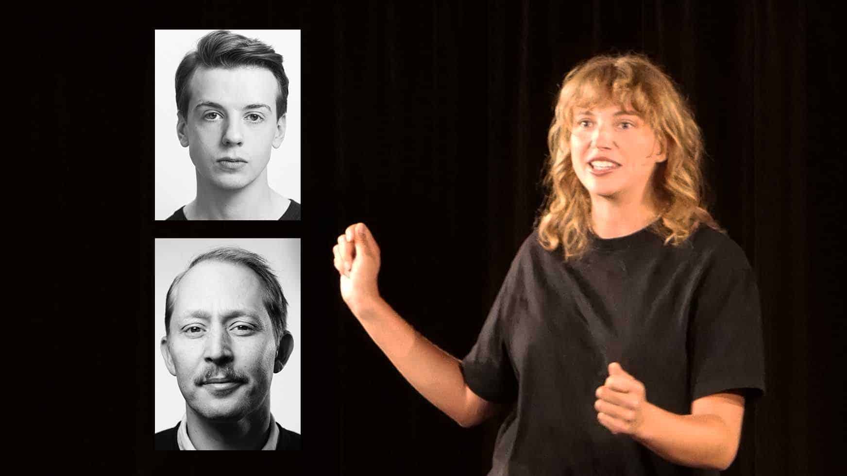 En kvinne gestikulerer mens hun taler på scenen; ved siden av henne står to svart-hvite portrettbilder av menn, en ung og en eldre, vertikalt plassert.