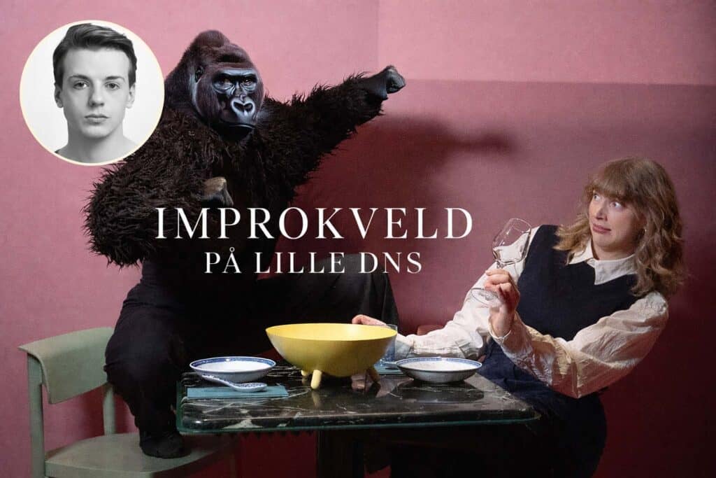 En person i gorilladrakt poserer energisk ved siden av en sittende kvinne som holder et vinglass, med et rundt hodebilde av en mann over og norsk tekst over.