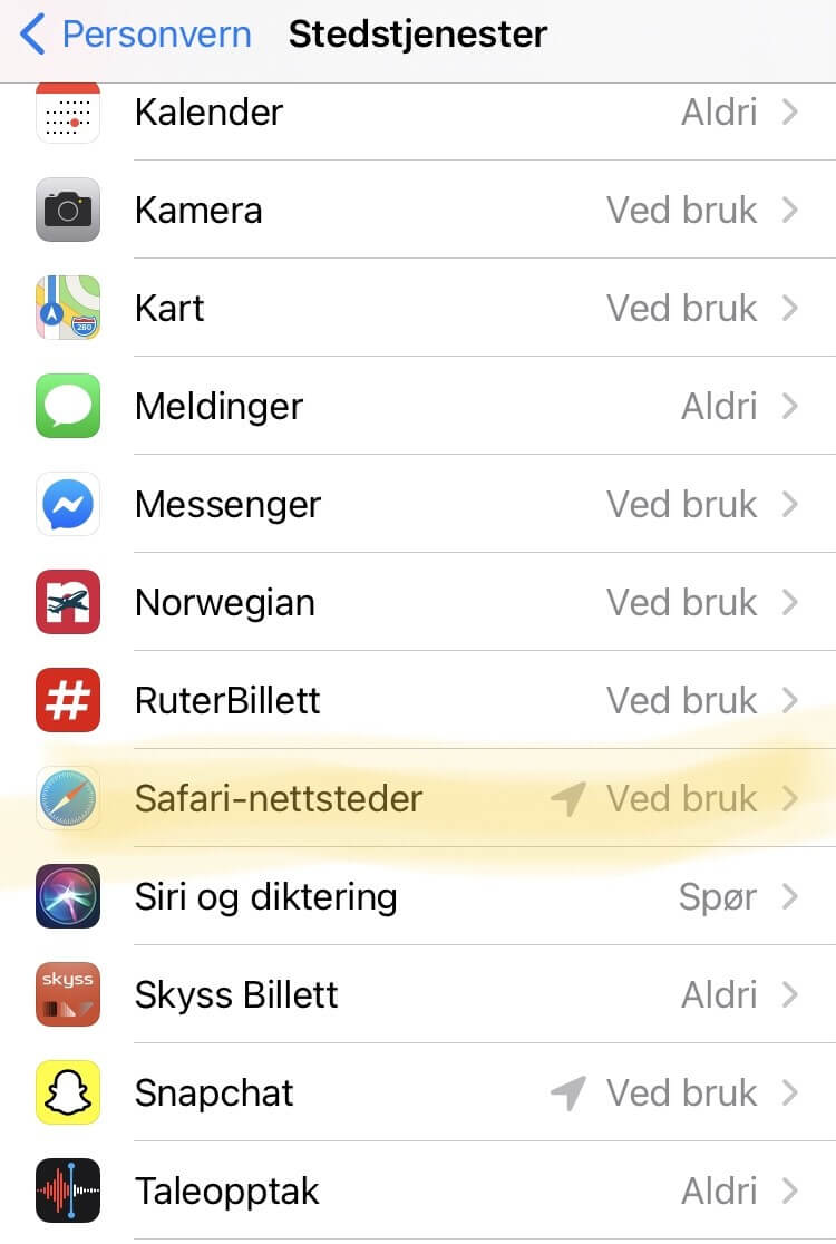 Skjermbilde av en smarttelefoninnstillingsmeny som viser plasseringstjenester for ulike apper, med noen i bruk og andre ikke.