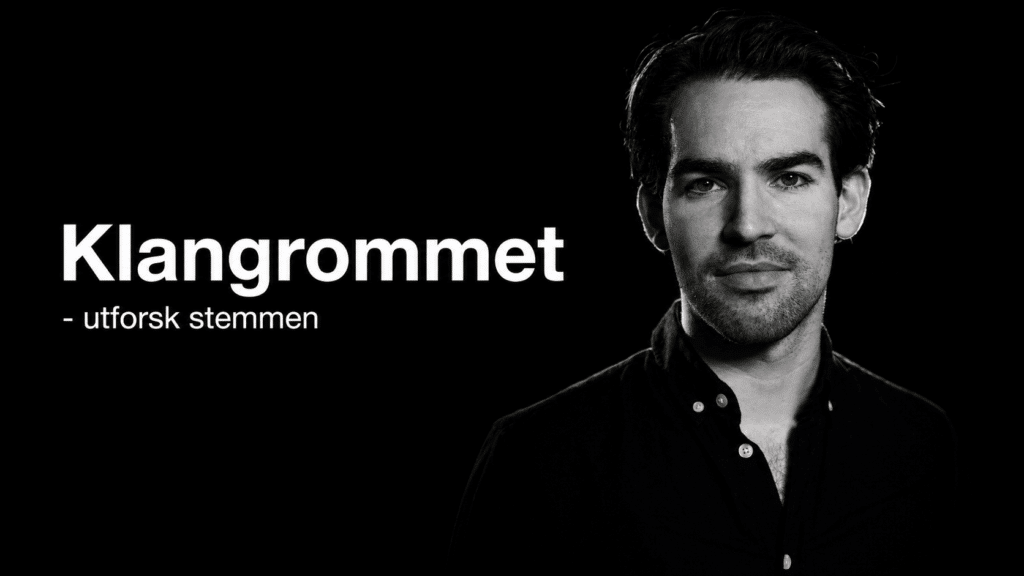 En mann i en mørk skjorte ser inn i kameraet mot en svart bakgrunn. Teksten lyder: «Klangrommet – utforsk stemmen.».