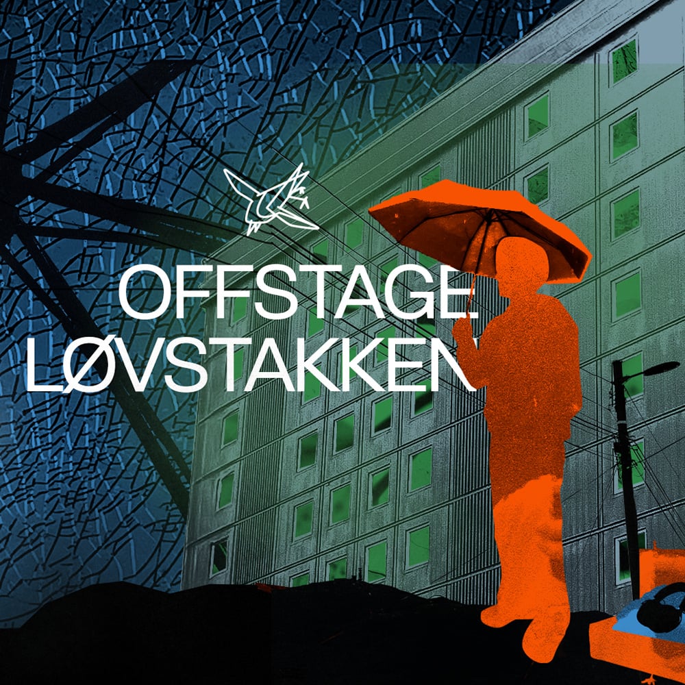 En silhuettfigur med paraply står ved en bygning med grønne vinduer og en gatelykt; teksten lyder "OFFSTAGE LØVSTAKKEN.