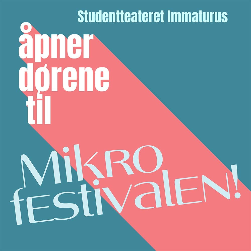 Plakat med tekst på norsk: "Studentteateret Immaturus åpner dørene til Mikrofestivalen!" på blå bakgrunn med rosa diagonal stripe.