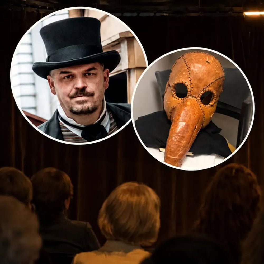 Et publikum ser på en presentasjon med bilder av en mann med høyhatt og en person som har på seg en lært pestlegemaske.