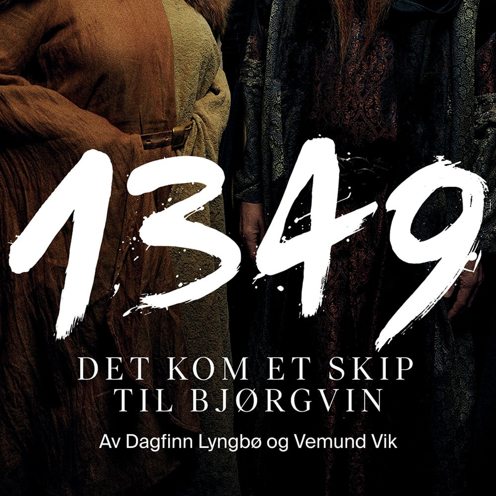 To personer i middelalderklær står bak en stor tekst der det står «1349. Det kom et skip til Bjørgvin. Av Dagfinn Lyngbø og Vemund Vik» på en mørk bakgrunn.