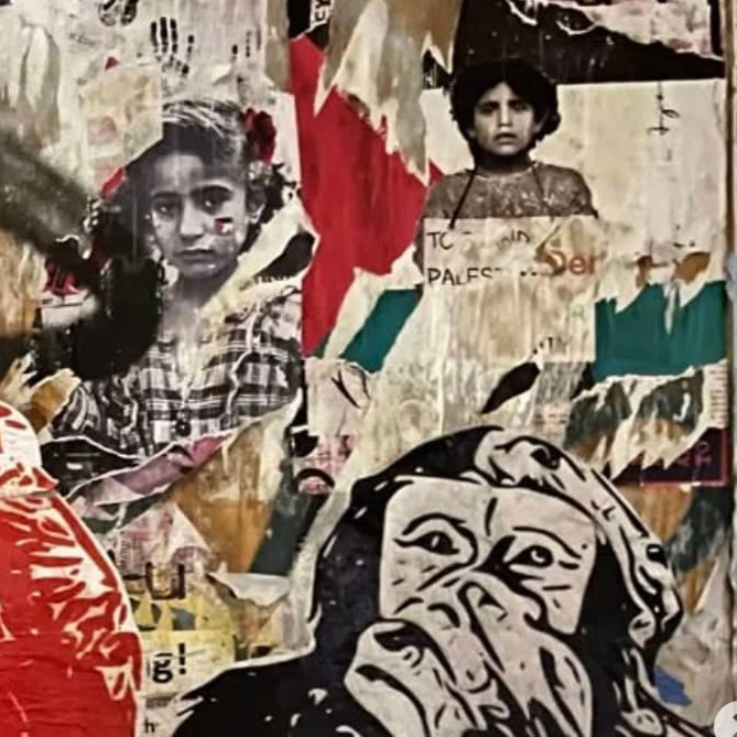 En collage av avrevne plakater med svart-hvitt-bilder av barn og grafisk kunst er lagt over en teksturert, værbitt vegg.