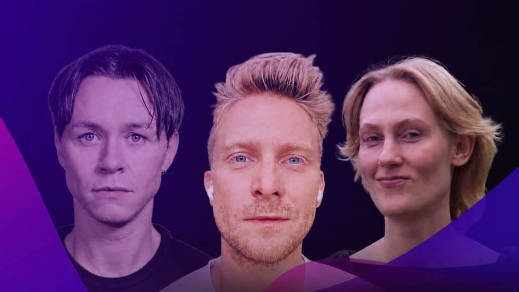 Tre personer med nøytrale ansiktsuttrykk står mot en mørk bakgrunn med lilla grafiske elementer i forgrunnen.