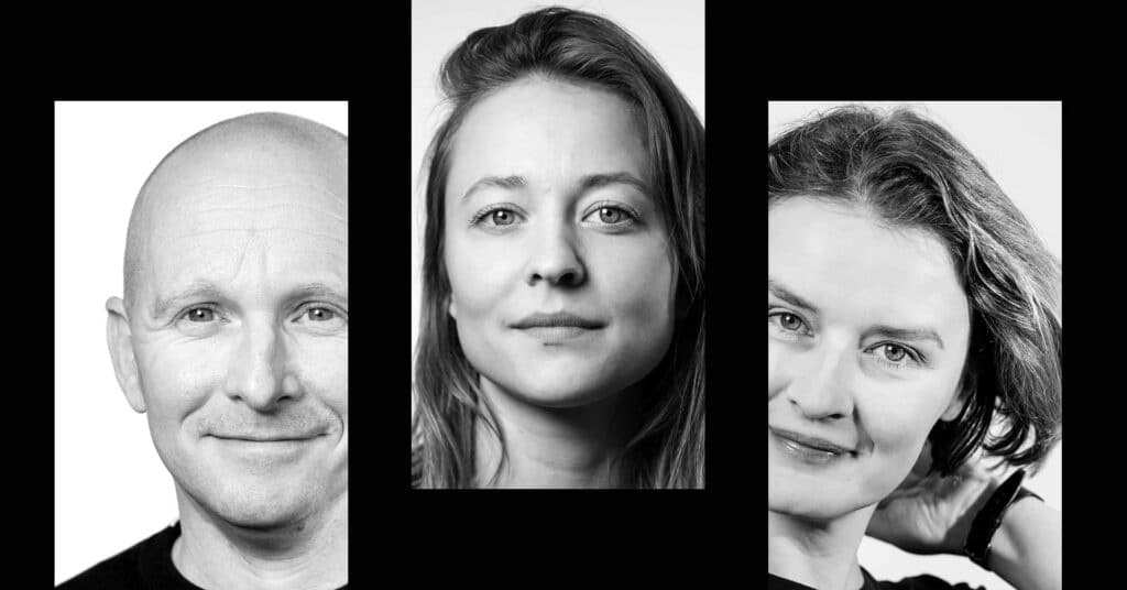 Svart-hvitt-portretter av tre personer, to kvinner og én mann, vendt fremover og smilende litt mot en vanlig bakgrunn.