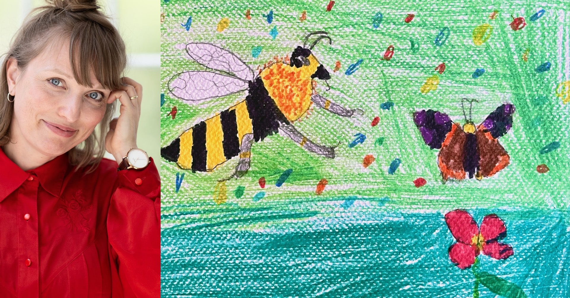En kvinne i rød skjorte smiler ved siden av en fargerik barnetegning av en bie, en sommerfugl og en blomst på grønn bakgrunn.