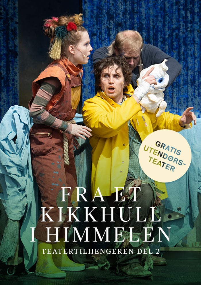 Tre skuespillere i fargerike kostymer opptrer på scenen; én av dem har på seg en gul regnjakke og holder en dukke. Teksten på norsk annonserer en gratis friluftsteaterforestilling.