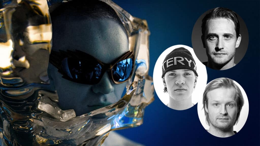 En person med solbriller og innpakket i gjennomsiktig plast til venstre; tre svart-hvite portrettbilder av menn til høyre mot en blå bakgrunn.