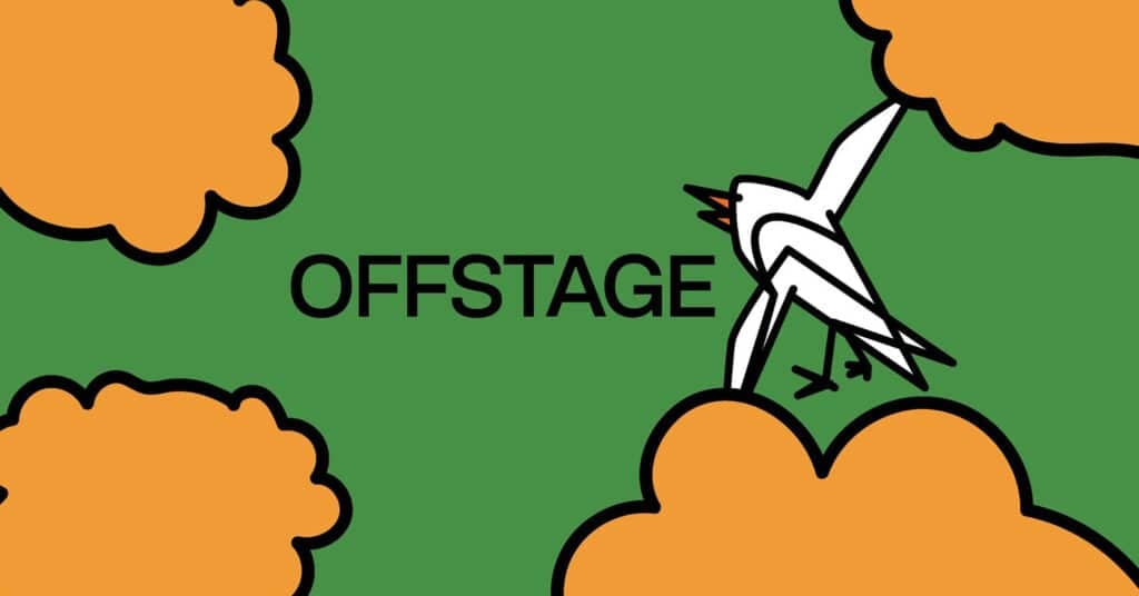 Illustrasjon av en abstrakt hvit fugl som flyr blant oransje skyer med ordet «OFFSTAGE» i fet skrift, svart på en grønn bakgrunn.